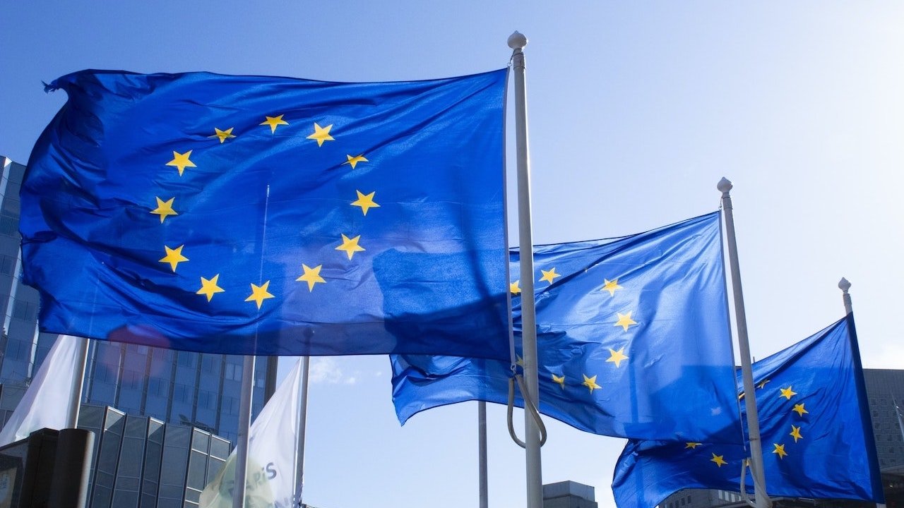 Apple still plans to charge developers for sideloading apps in EU
